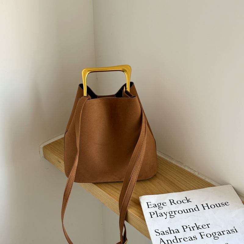 Interior Design Elegant - Luksusowa zamszowa torebka typu bucket bag